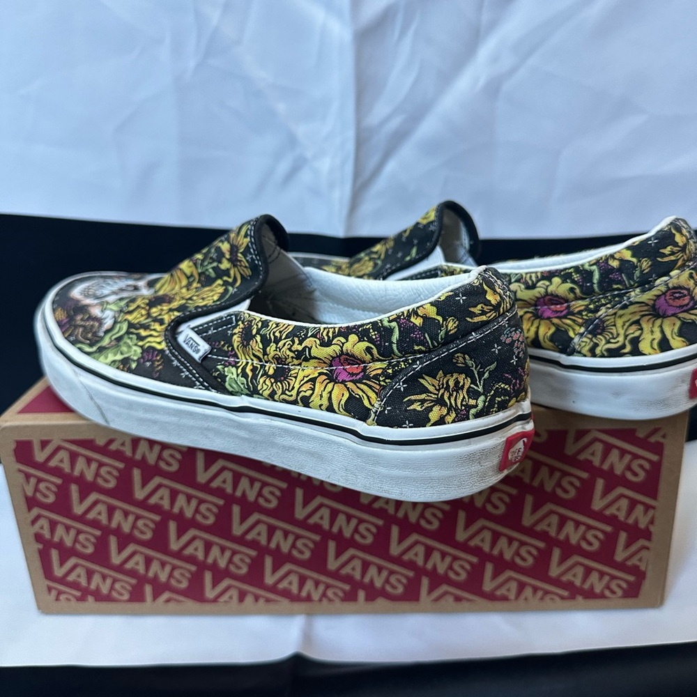 Vans men’s skull and flower  Slip-On Sneakers - Black and Yellow
